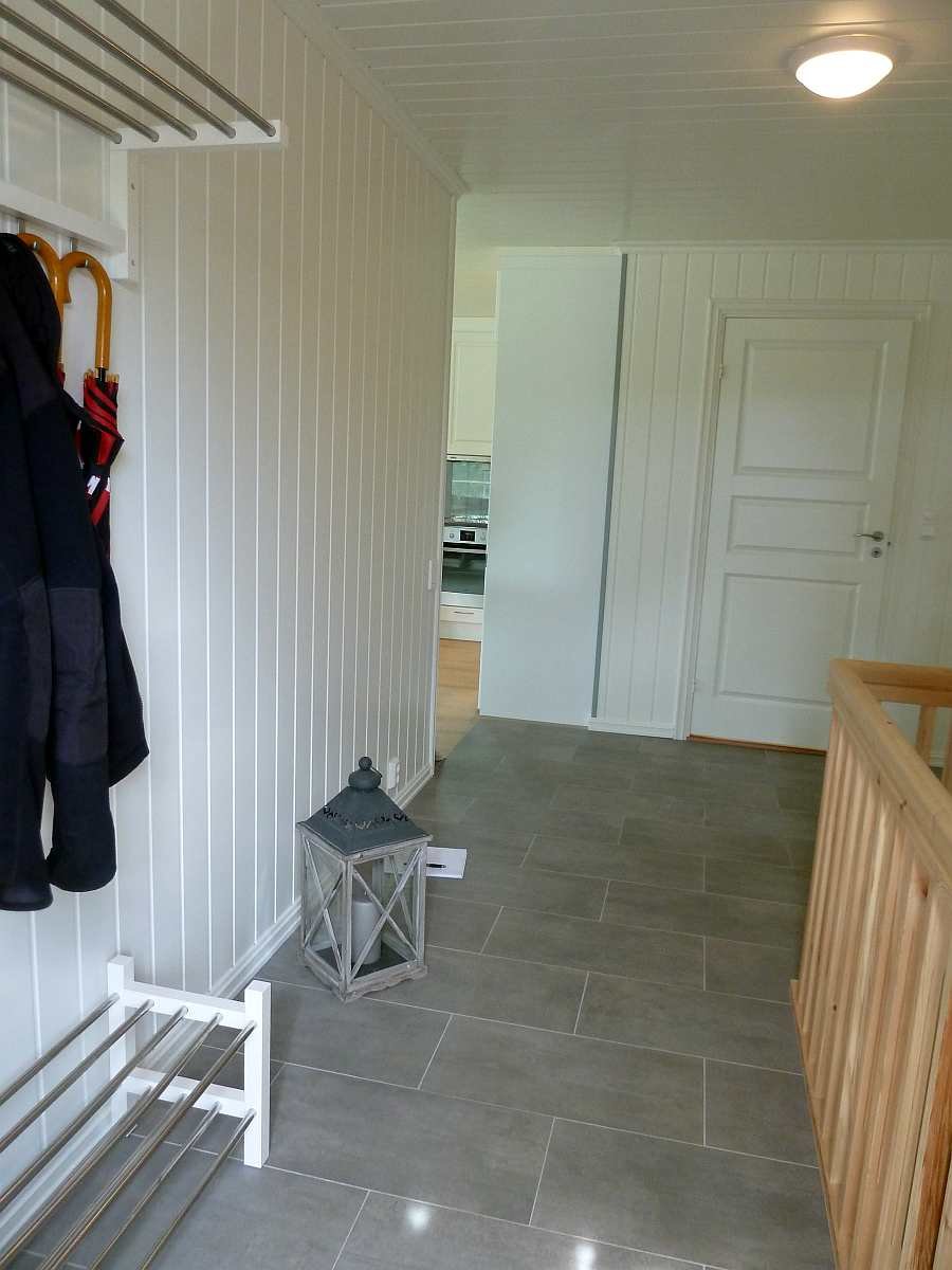 Der Flur im Eingangsbereich bietet viel Stauraum für Schuhe und Kleidung