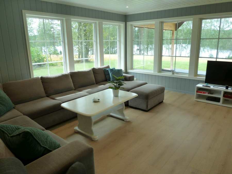 Die große Sitzecke im Wohnbereich. Sat-TV mit deutschen Programmen vorhanden