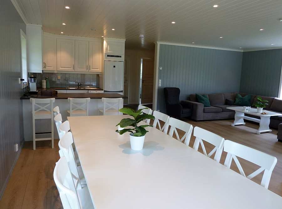 Blick vom Esstisch auf die offene Küche