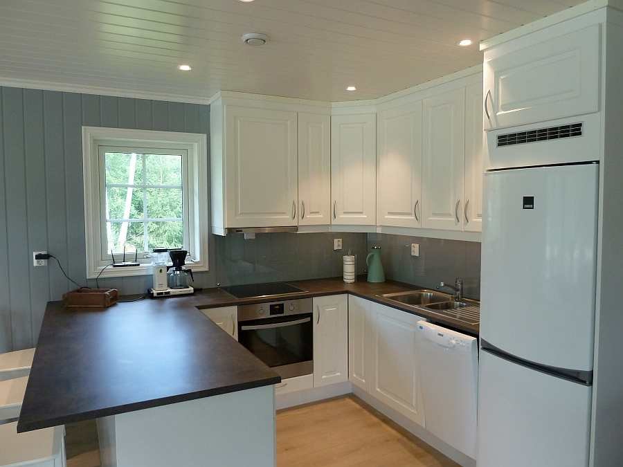 Blick in die moderne, offene Küche des Ferienhauses. Die Küche ist umfassend ausgestattet