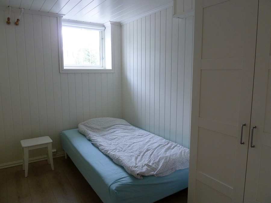 Das zweite Schlafzimmer mit einem breiten (120 cm) Einzelbett (hier im UG)