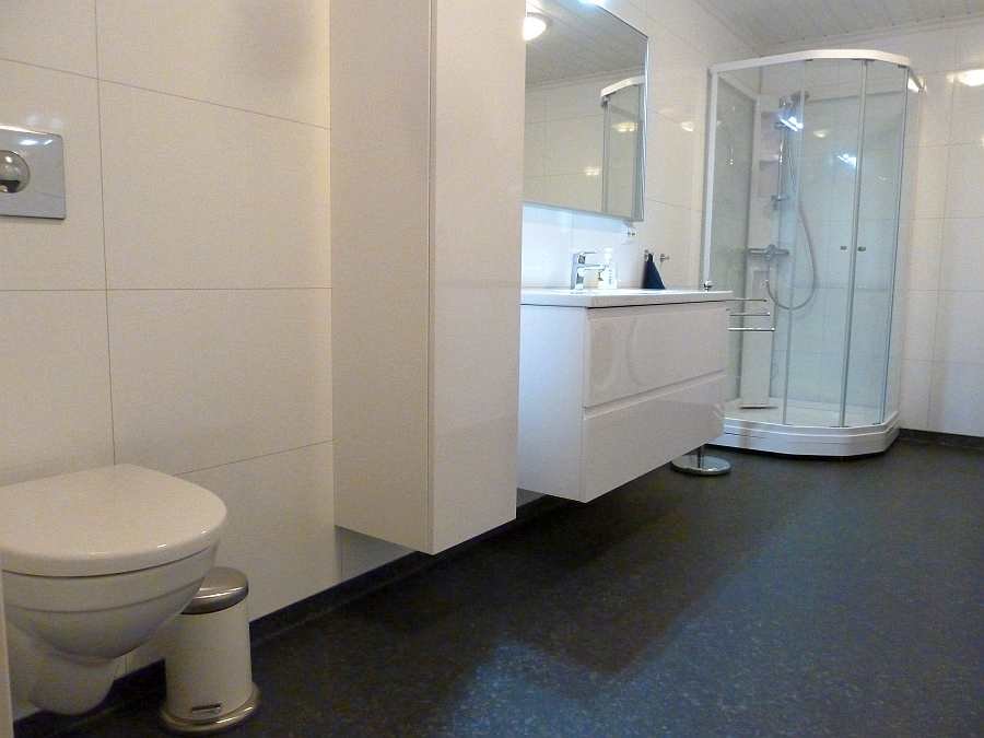 Das Bad ist modern und groß. Fußbodenheizung vorhanden