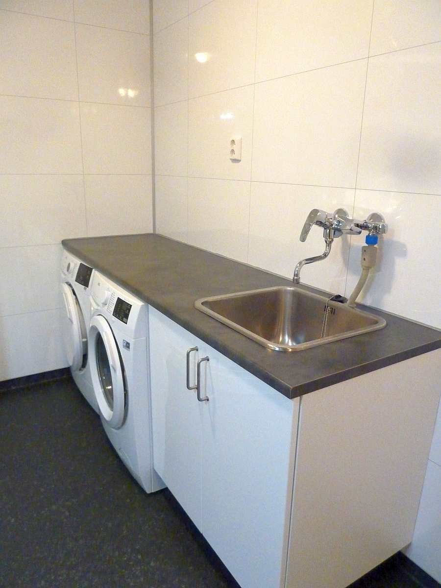 Zusätzlich stehen hier im Bad noch eine Waschmaschine, ein Wäschetrockner und eine Wasch-Spüle zur Verfügung.