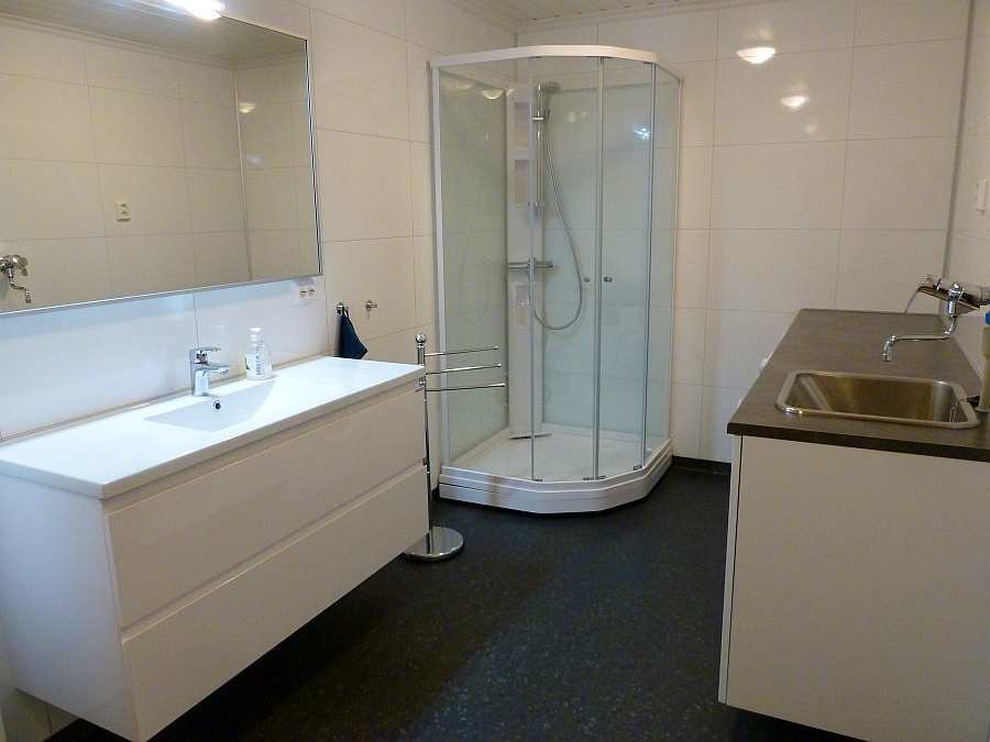 Das zweite Badezimmer mit Dusche, WC, Waschtisch (hier im UG)