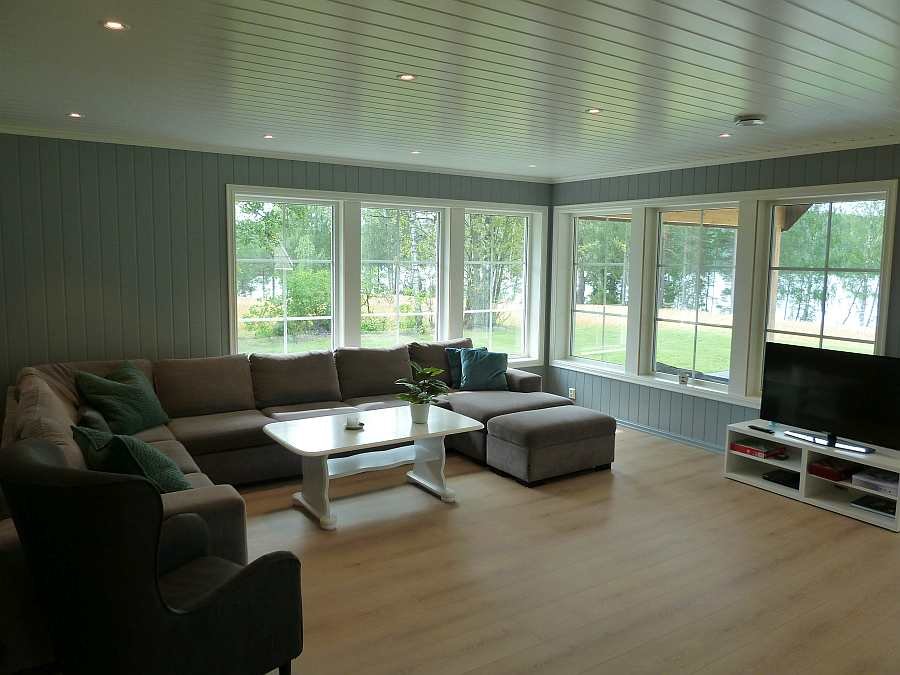 Durch die großen Fenster im Wohnbereich hat man einen guten Blick hinaus auf den See