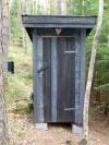 Das >Utedo< -  das separate Toilettenhäuschen - steht  ca. 10 m neben der Ferienhütte