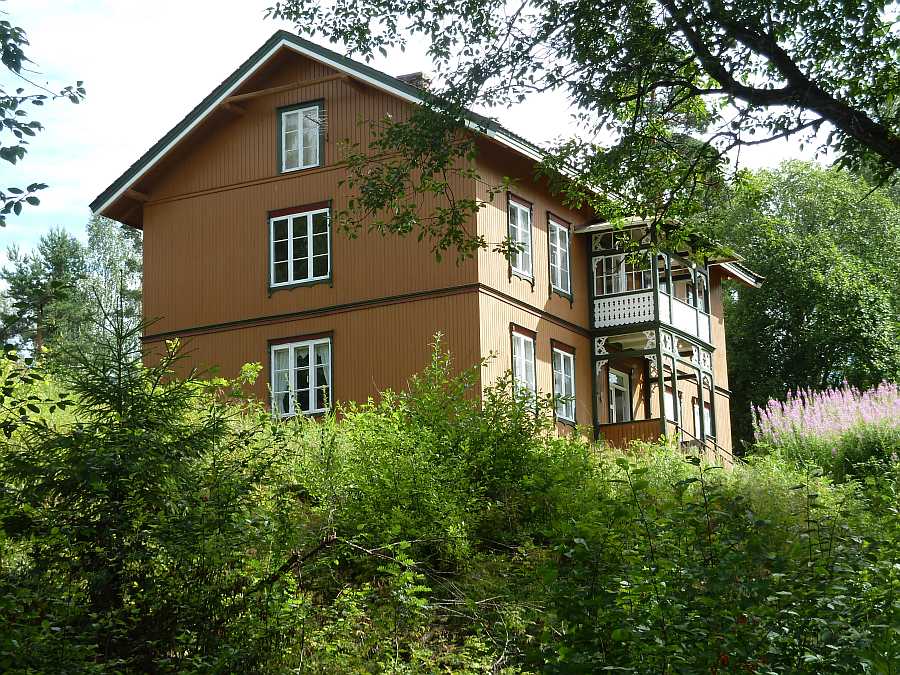 Hinter dem Haus beginnen sofort die norwegischen Wälder