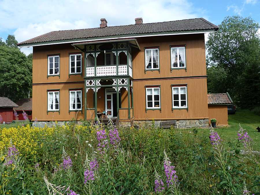 Das Haus liegt in vollkommener Alleinlage auf einem großen Gartengrundstück