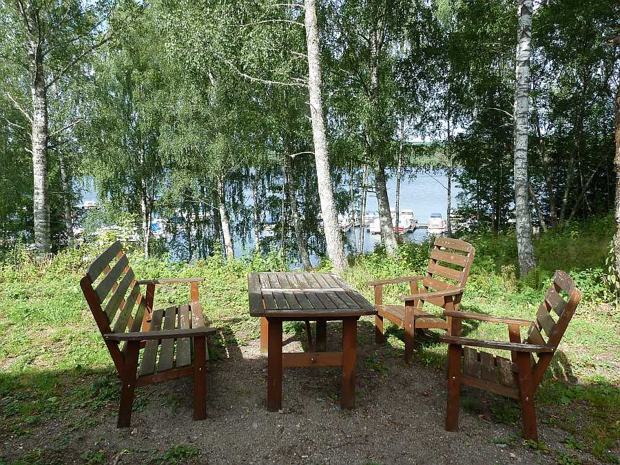 Zusätzlicher Sitzbereich im Garten nahe dem Seeufer