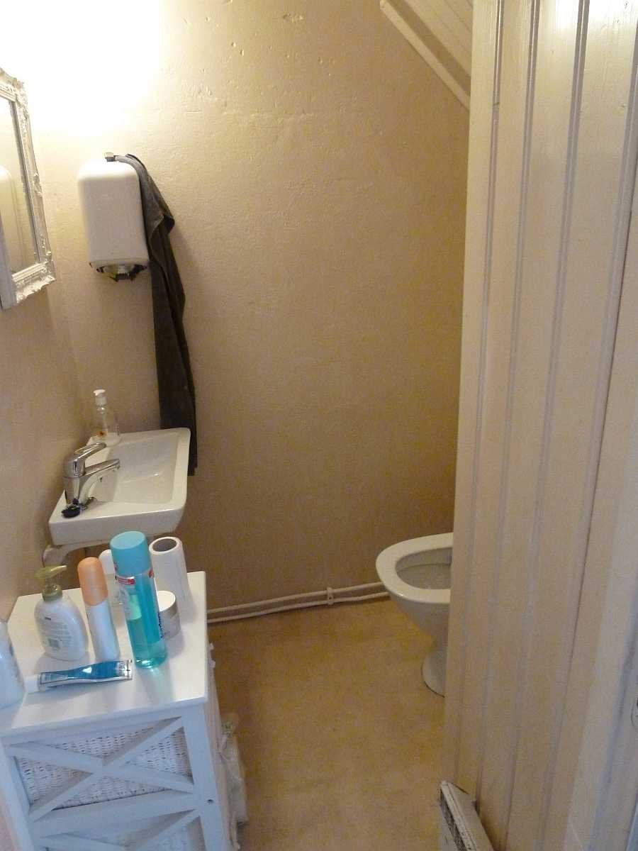 Eine der beiden Toiletten mit WC. Zusätzlich gibt es ein 2014/2015 neu erbautes Badezimmer mit Dusche.