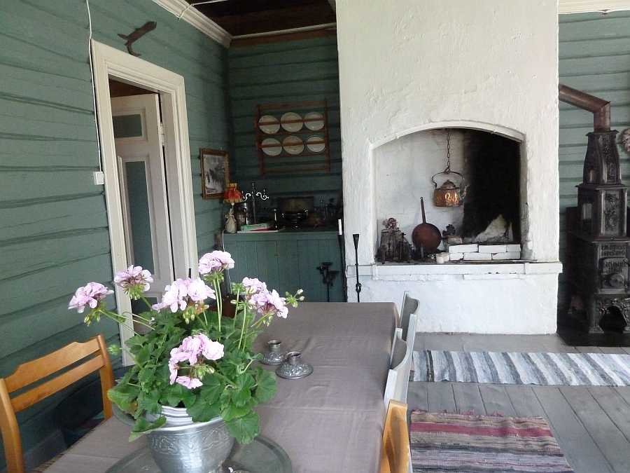 Blick vom Esstisch auf den Kamin