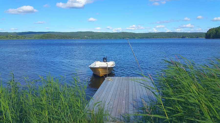 Der Bootssteg an der Bucht Folkenborgvika direkt vor dem Ferienhaus gilt als die beste Hechtstelle des gesamten Sees