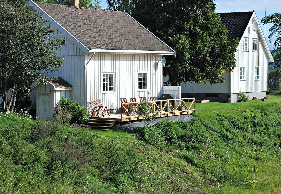 Das Ferienhaus Taraldrud (links) liegt auf der gleichnamigen Farm Ihrer Gastgeber