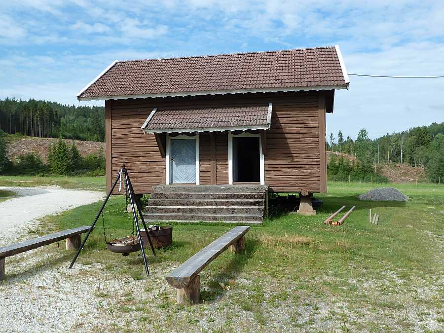 Feuerstelle vor dem Lagerhaus, die für gemütliche Abende genutzt werden kann
