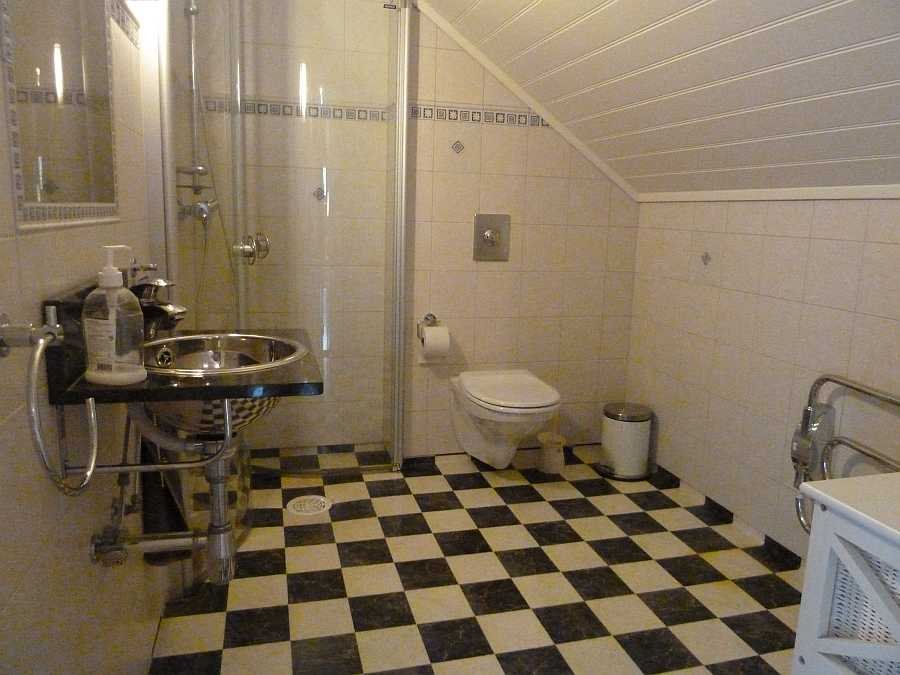 Bad mit Dusche, WC und Fußbodenheizung