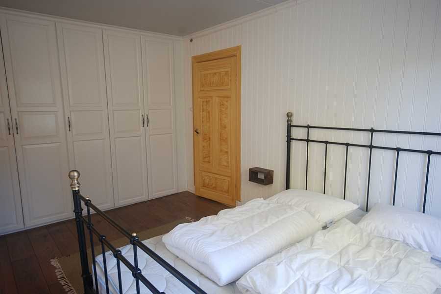 Viel Stauraum im den Wandschränken des Schlafzimmers