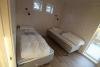 Eines der  5 Schlafzimmer mit je zwei Einzelbetten - hier im Erdgeschoss