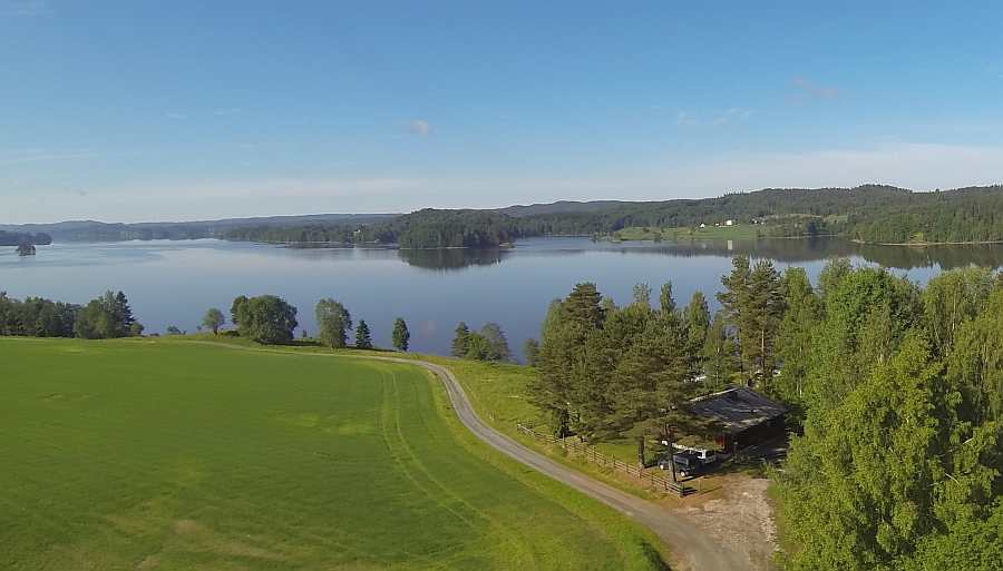 Blick von oben auf Haus Vidsyn und den See