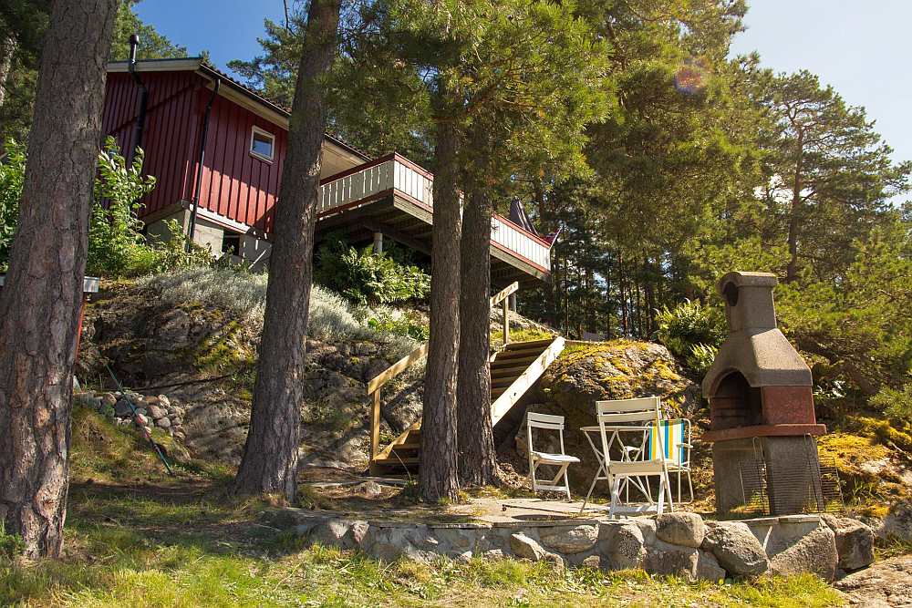 Sitzbereich mit Kamingrill direkt am Seeufer Sitzbereich mit Kamingrill direkt am Seeufer