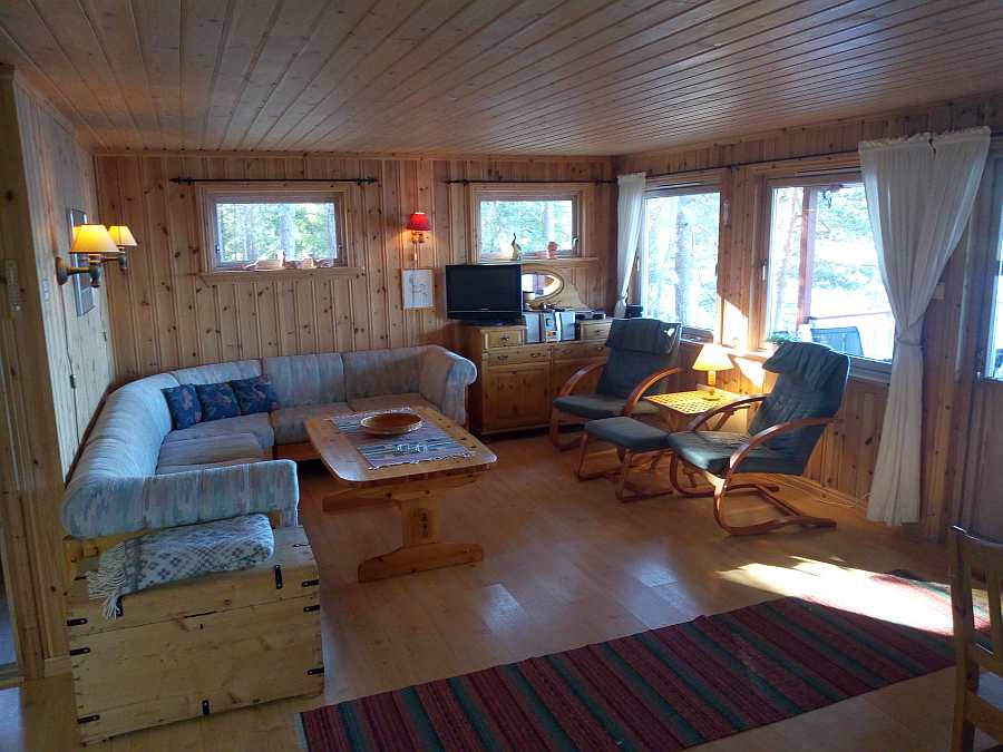 Der gemütliche Wohnbereich des Ferienhauses mit direktem Blick auf den See Der gemütliche Wohnbereich des Ferienhauses mit direktem Blick auf den See