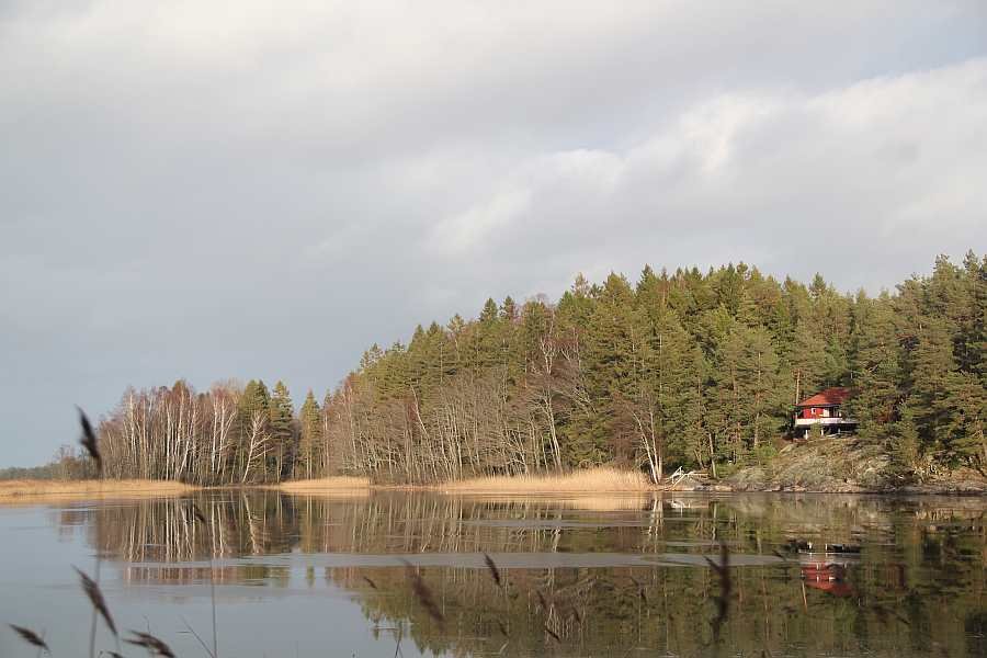 Blick vom Wasser auf die Bucht vor dem Haus