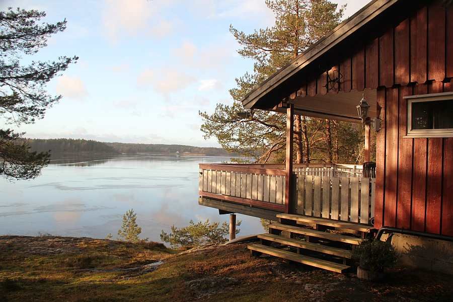 Haus Ekly liegt auf einer Insel im See Vansjøe
