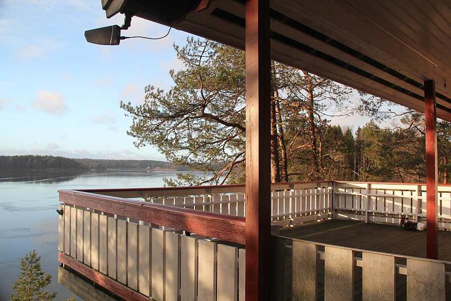 Die große Veranda mit Blick auf den See