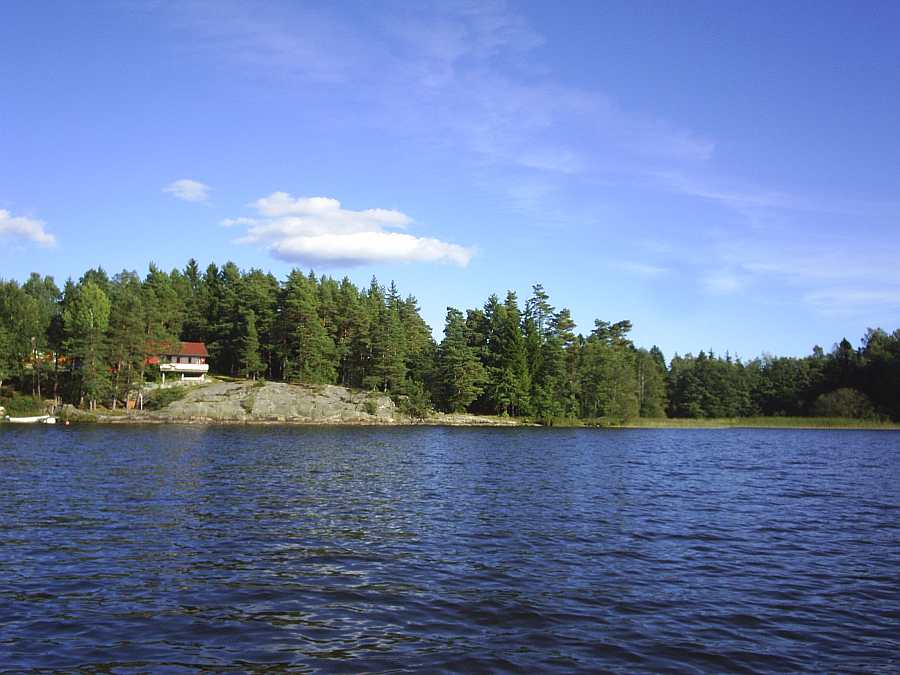 Blick vom Boot zum Ferienhaus