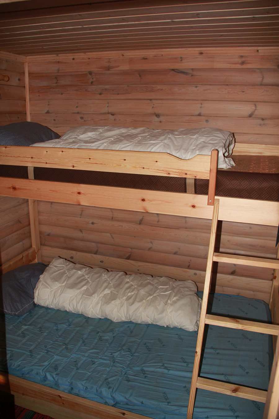 Eines der beiden Schlafzimmer mit einem Norwegischen Familienbett - unten 125 cm breit, oben 80 cm