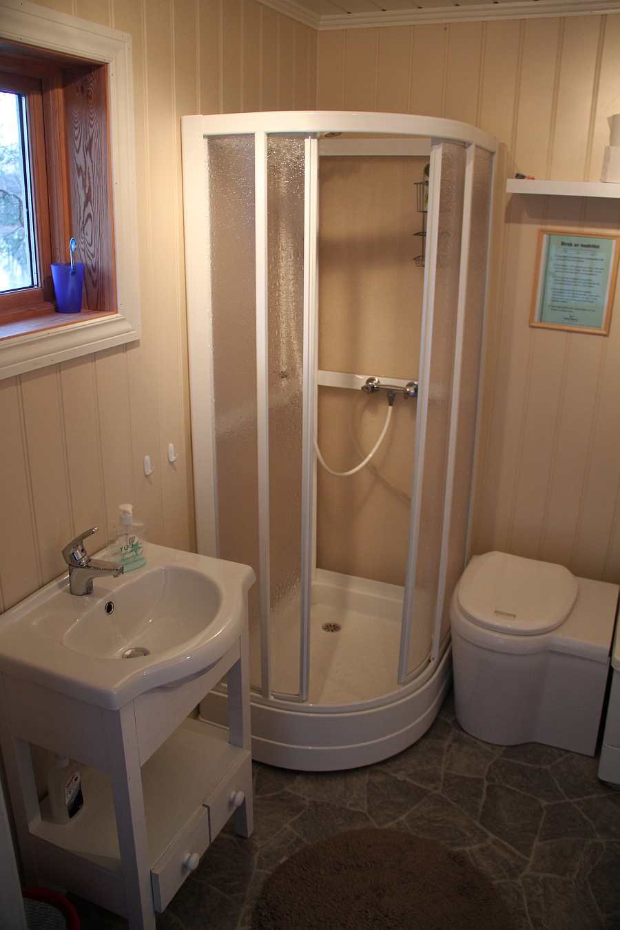 Das Bad mit Dusche und Toilette