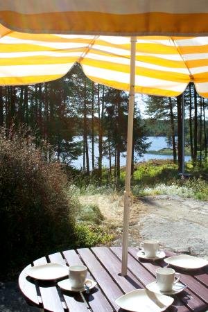 Größzügige Terasse mit Blick auf den See. Größzügige Terasse mit Blick auf den See.