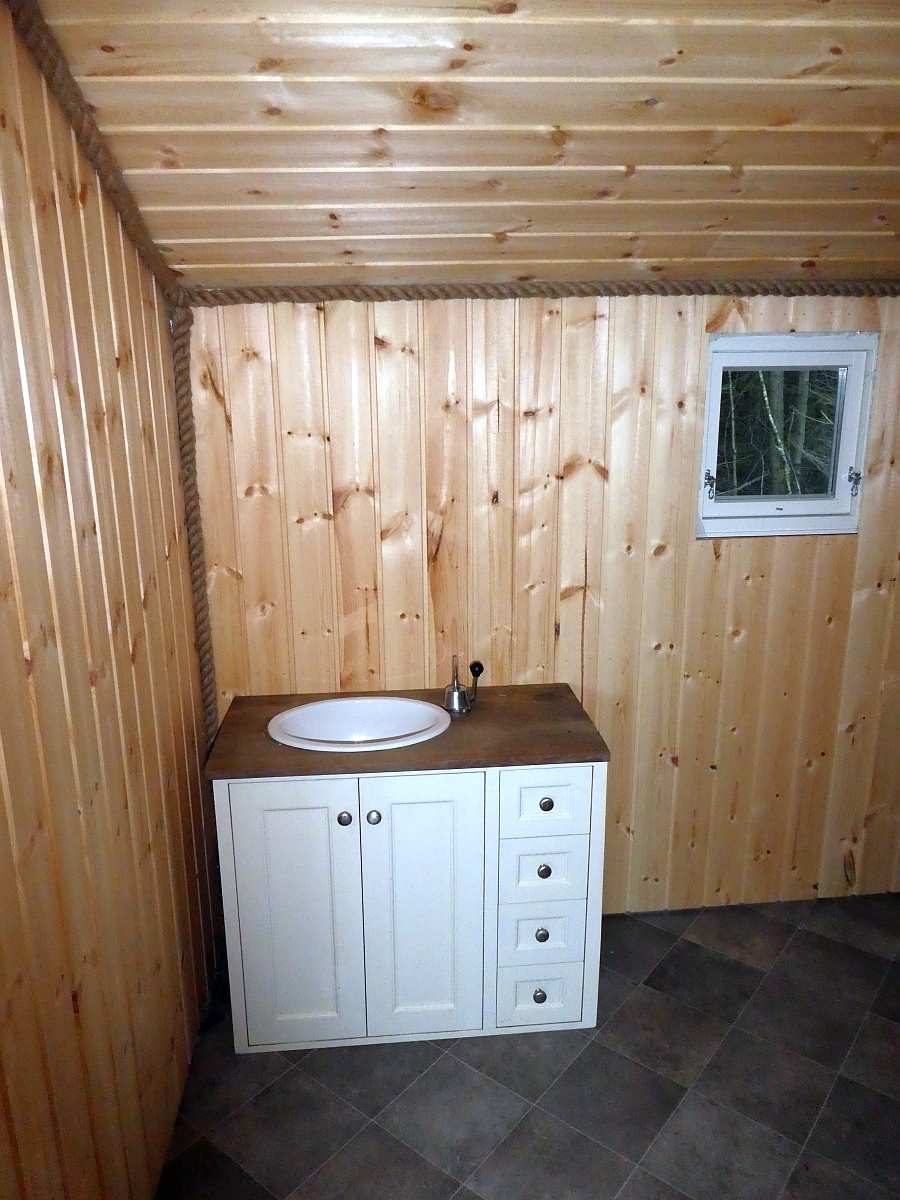 Der Waschtisch des Badezimmers