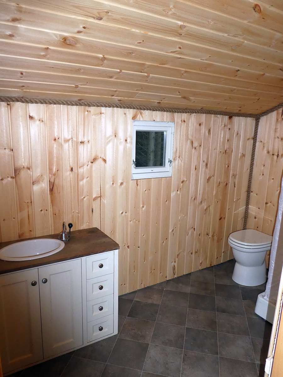 Die Dusche und das Waschbecken verfügen ebenfalls über fließend k/w Wasser