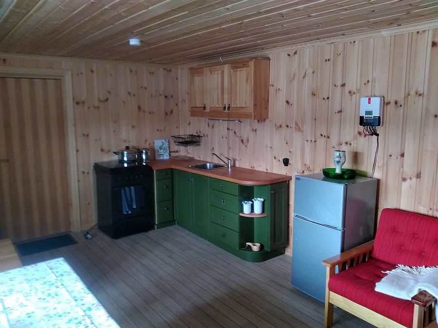 Die Küchenecke des Hauses - Gasherd, Spüle mit fließend k/w Wasser, Gaskühlschrank mit Gefrierfach