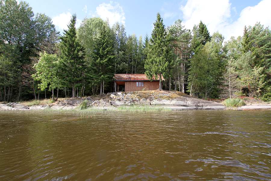 Blick vom See auf das Ferienhaus Henæskoia