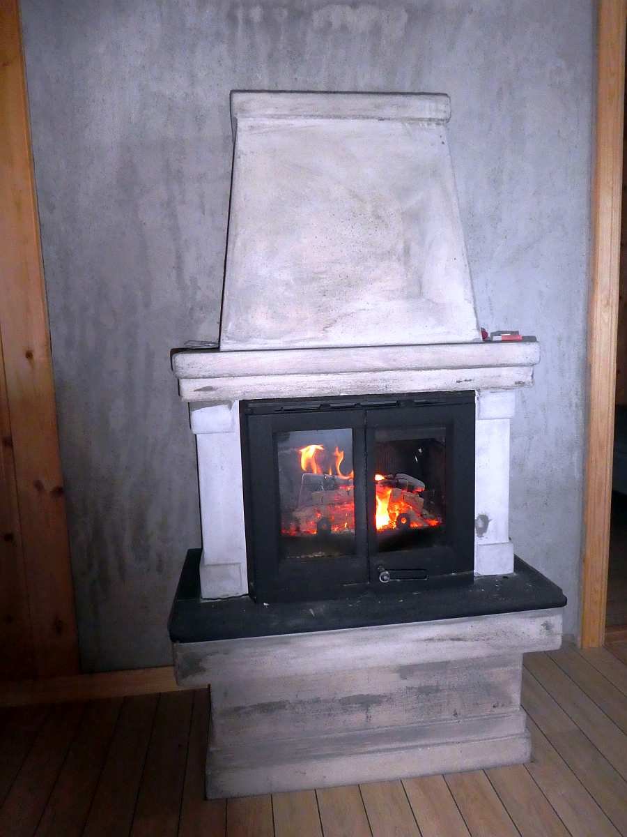 Der Kaminofen macht's  gemütlich und warm