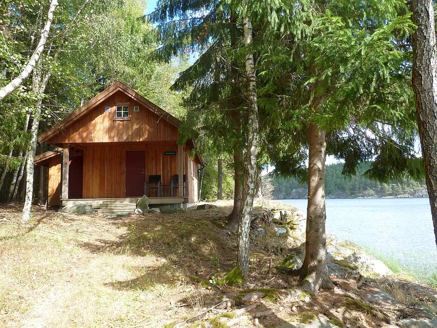 Das Haus liegt auf einem eigenen Naturgrundstück direkt am Waldrand und am Seeufer