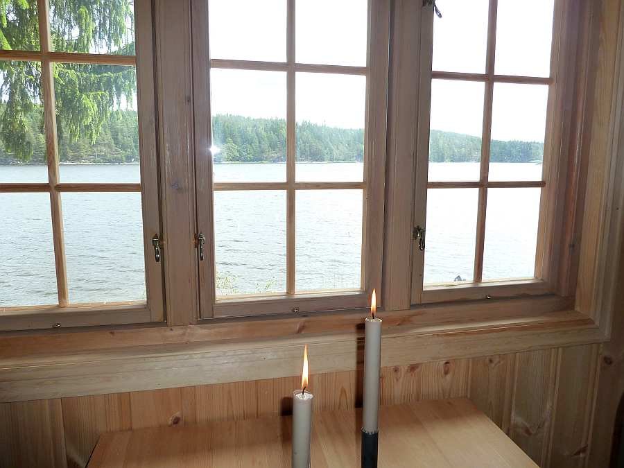 Blick vom Wohnbereich auf  den See