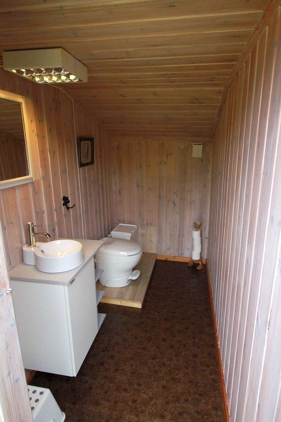 Der Toilettenraum im Nebengebäude (z.Zt. noch kein fließend Wasser am Waschecken vorhanden)