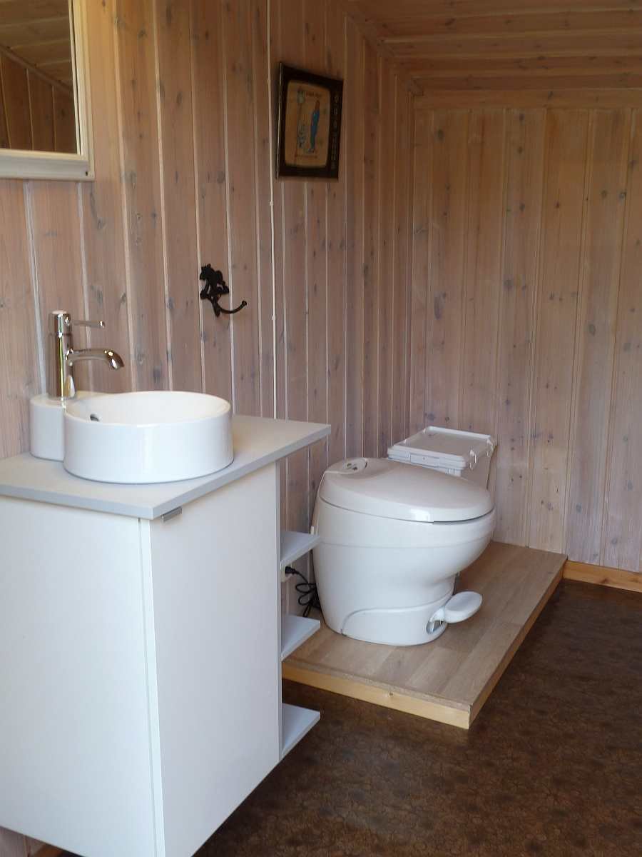 Die moderne Biotoilette gleicht einer ganz normalen Toilette - mit  normaler Spülfunktion aus einem Wasserreservoir