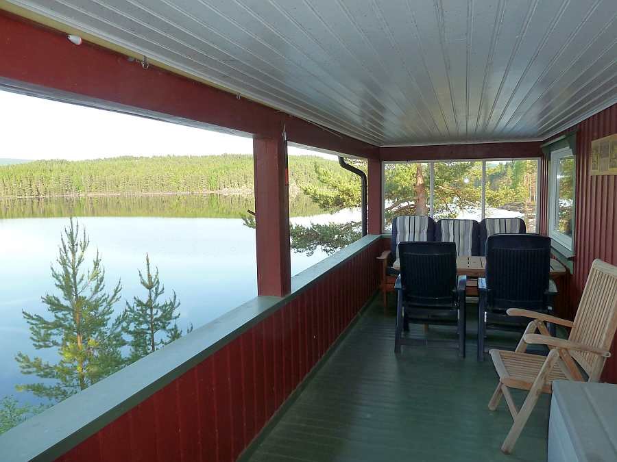 Blick auf die seeseitige Veranda des Ferienhauses