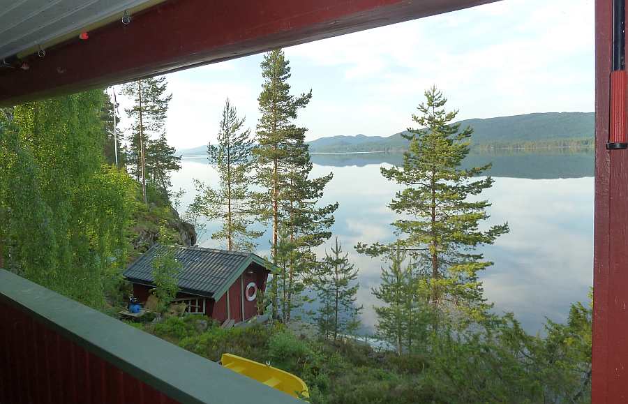 Blick von der Veranda nach links -  unten  am Wasser sehen Sie das optional zubuchbare Bootshaus mit einem weiteren Schlafzimmer