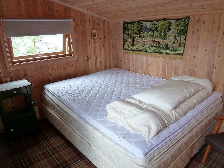 Das Schlafzimmer mit Doppelbett im Nebengebäude