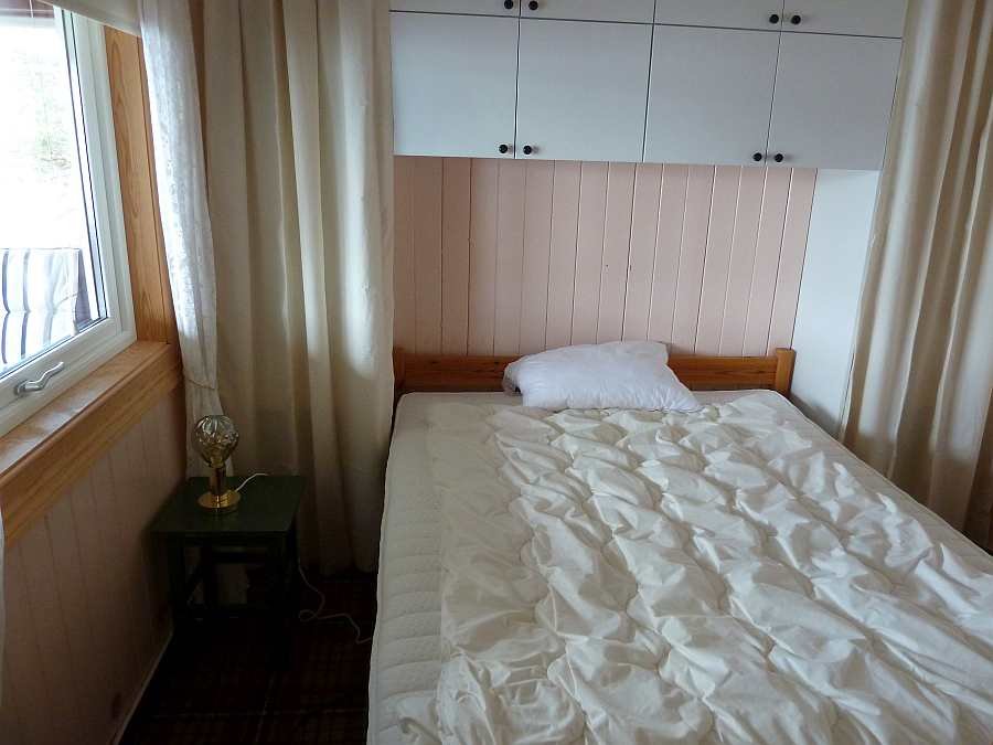 Das Schlafzimmer mit einem Doppelbett