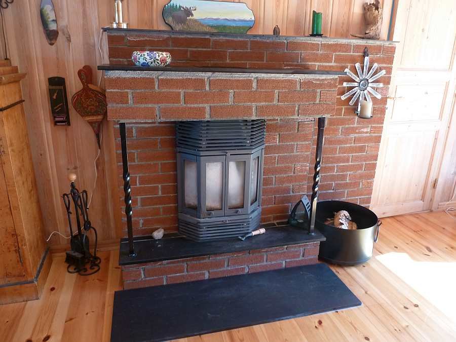 Der  Kaminofen kann wahlweise offen oder geschlossen betrieben werden
