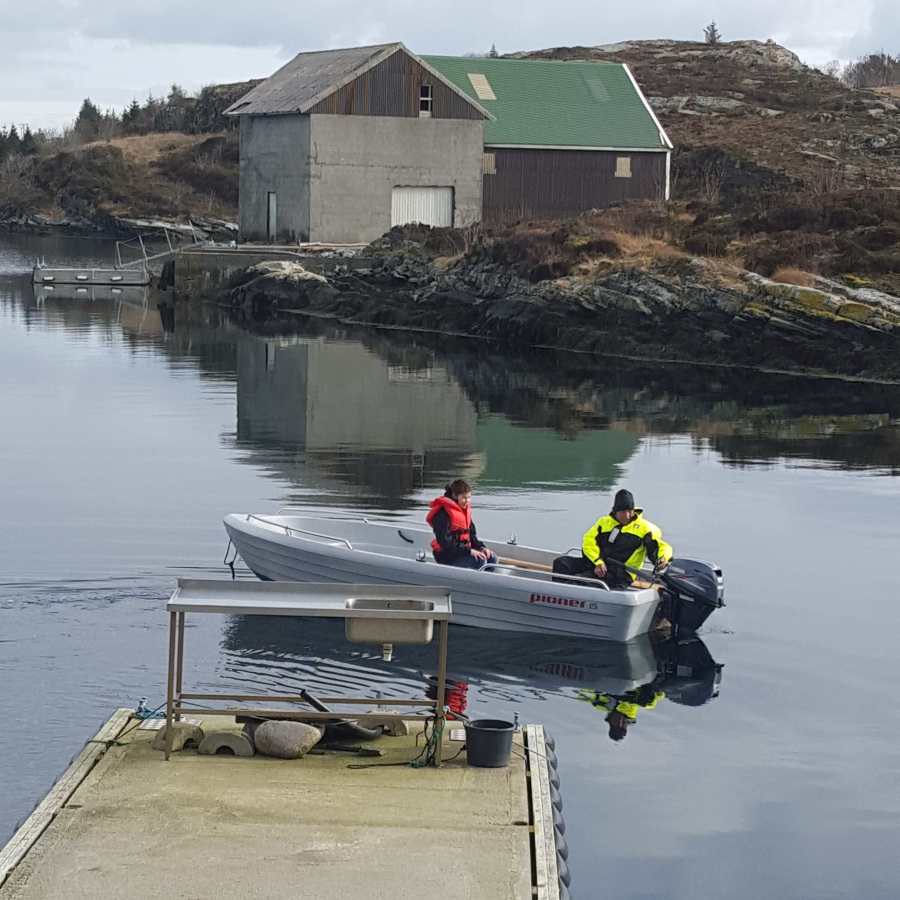 Ein kleiner Filetiertisch am Steg zum Verwerten Ihres Fanges. EIn weiterer, größerer Filetiertisch befindet sich dahinter.