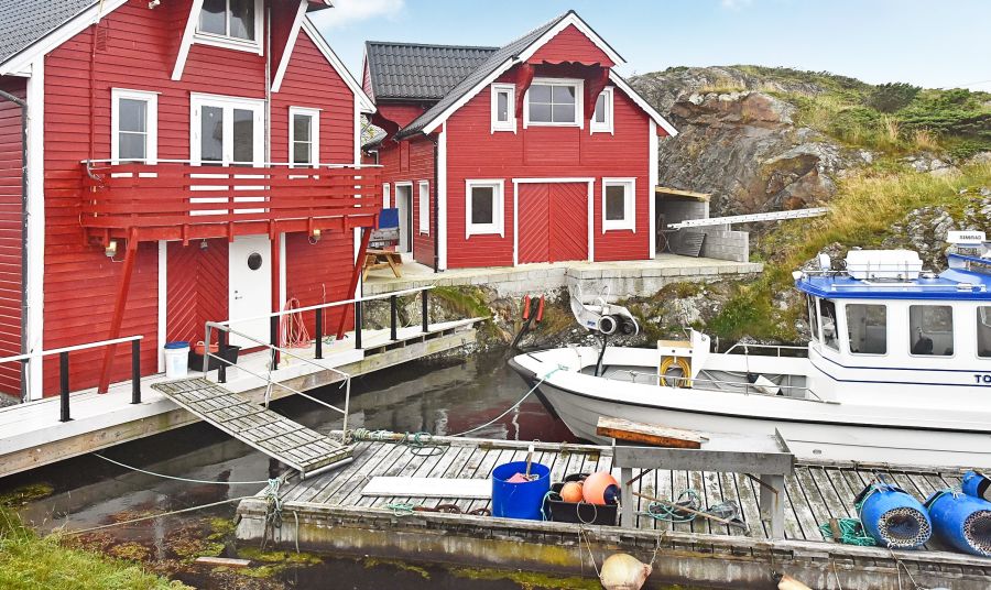 Ihr Traumhaus direkt am Wasser - das Dieselboot liegt direkt davor.