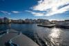 Blick vom Boot auf den Hafen.