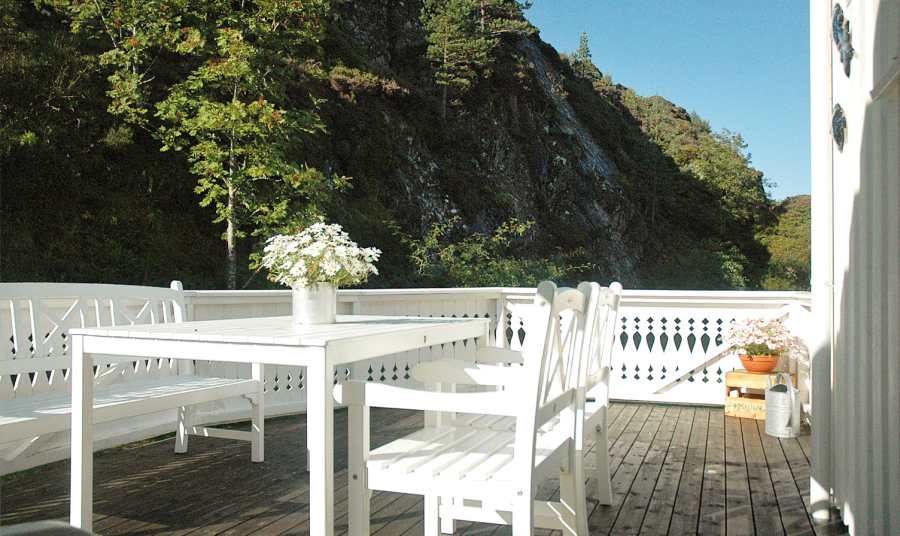 Gartenmöbel und Grill sind vorhanden