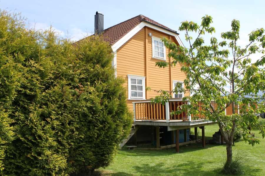 Das Haus steht auf einem großzügigen Anwesen - umgeben von Grün und natürlich dem Meer